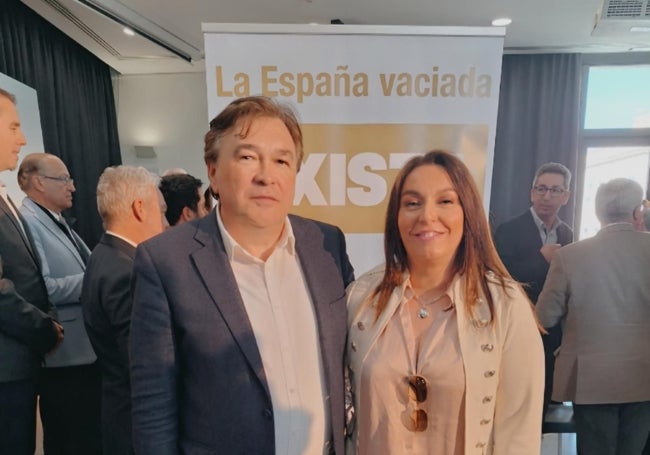 Raquel Iglesias, de Somos Cáceres, junto al diputado de Teruel Existe Tomás José Guitarte.