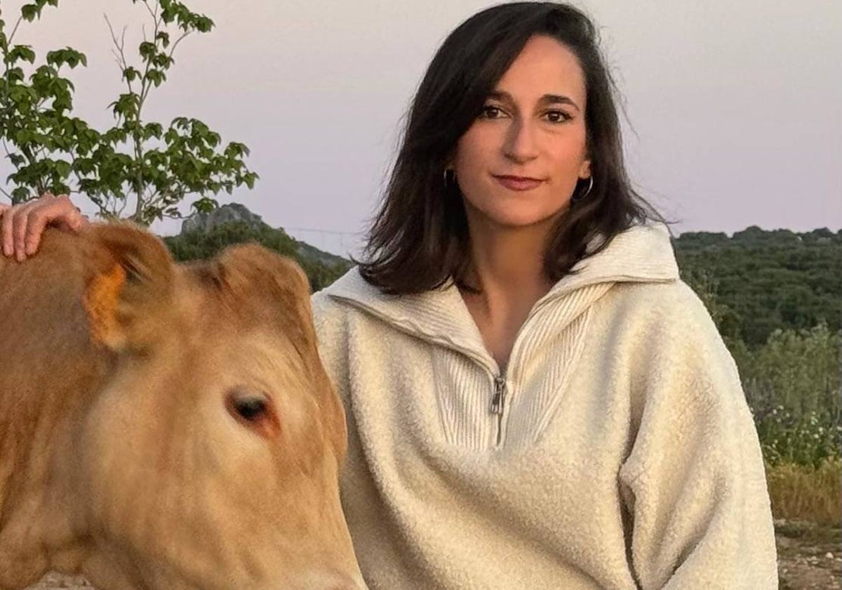 Vicky Fernández-Trejo junto a una vaca en su explotación en el término de Cáceres.