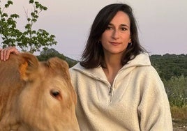 Vicky Fernández-Trejo junto a una vaca en su explotación en el término de Cáceres.