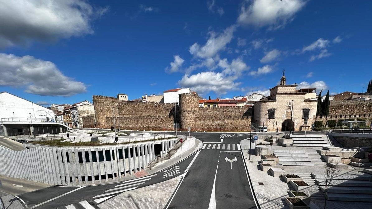 Vista de la reordenación del entorno del Puente Trujillo de Plasencia e imagen real del aparcamiento de la calle Eulogio González.