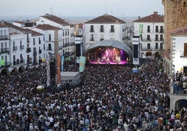 El público viendo el concierto de Mr. Kilombo en la Plaza Mayor de Cáceres este sábado.