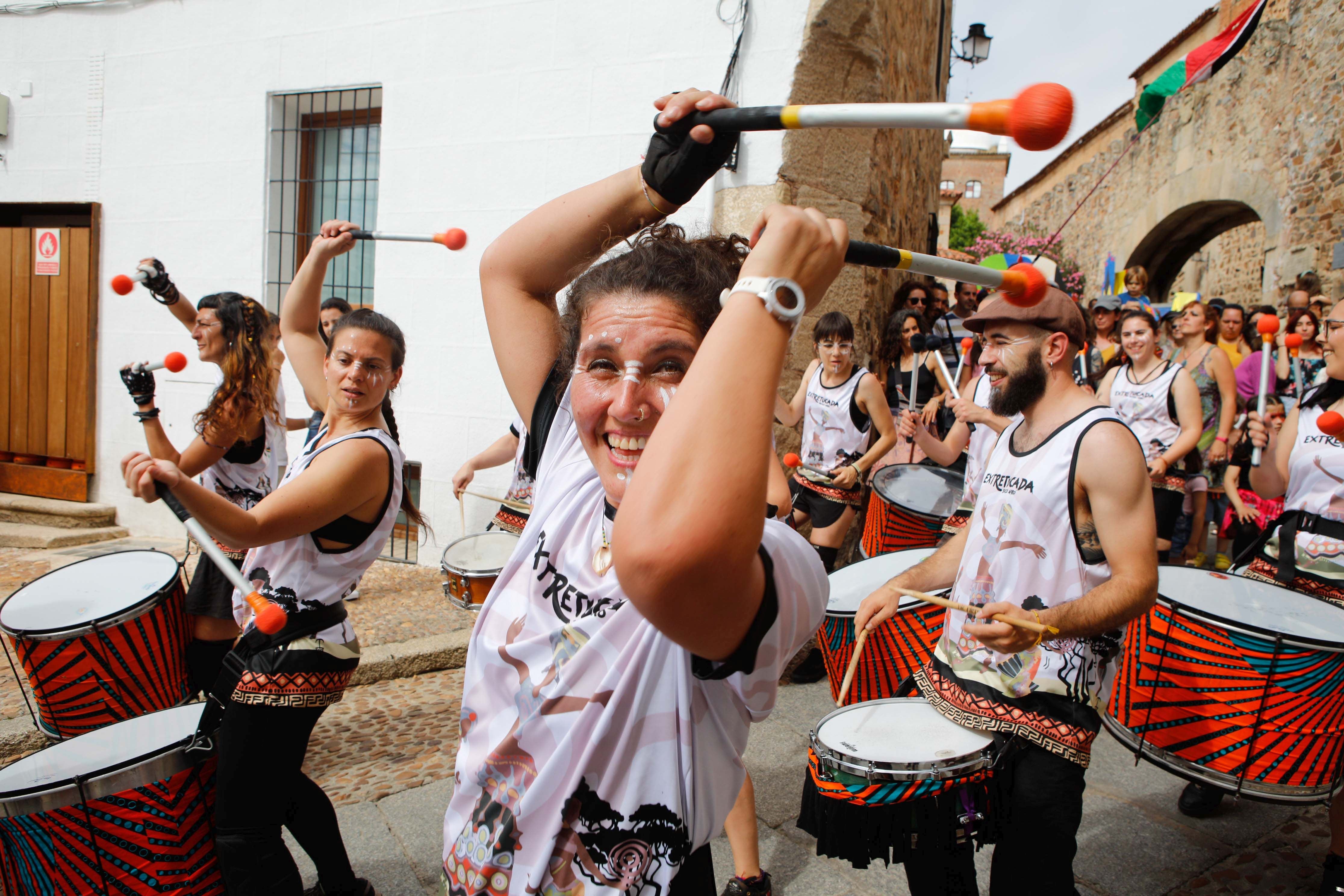 Womad se despide a ritmo de batucada