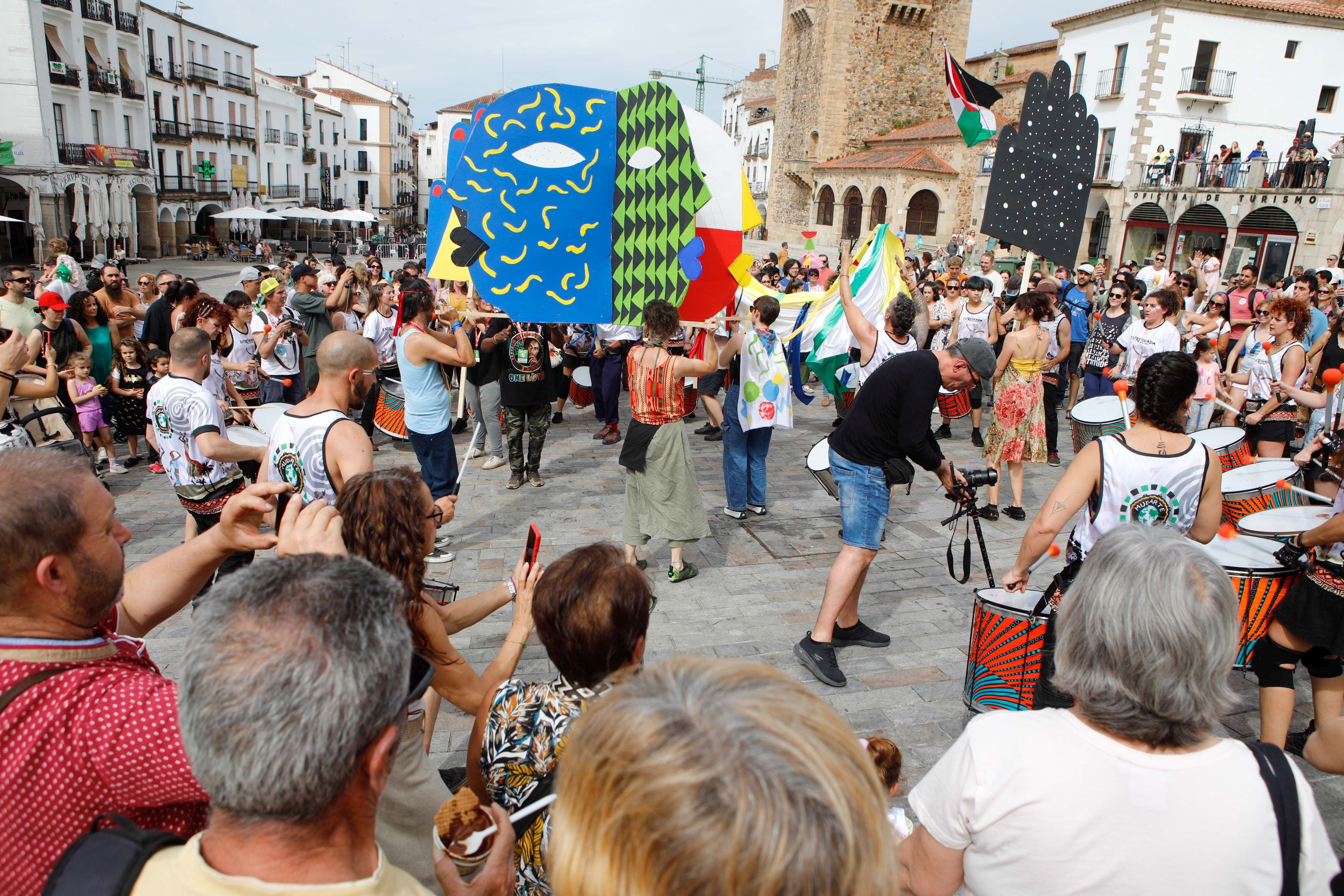 Womad se despide a ritmo de batucada