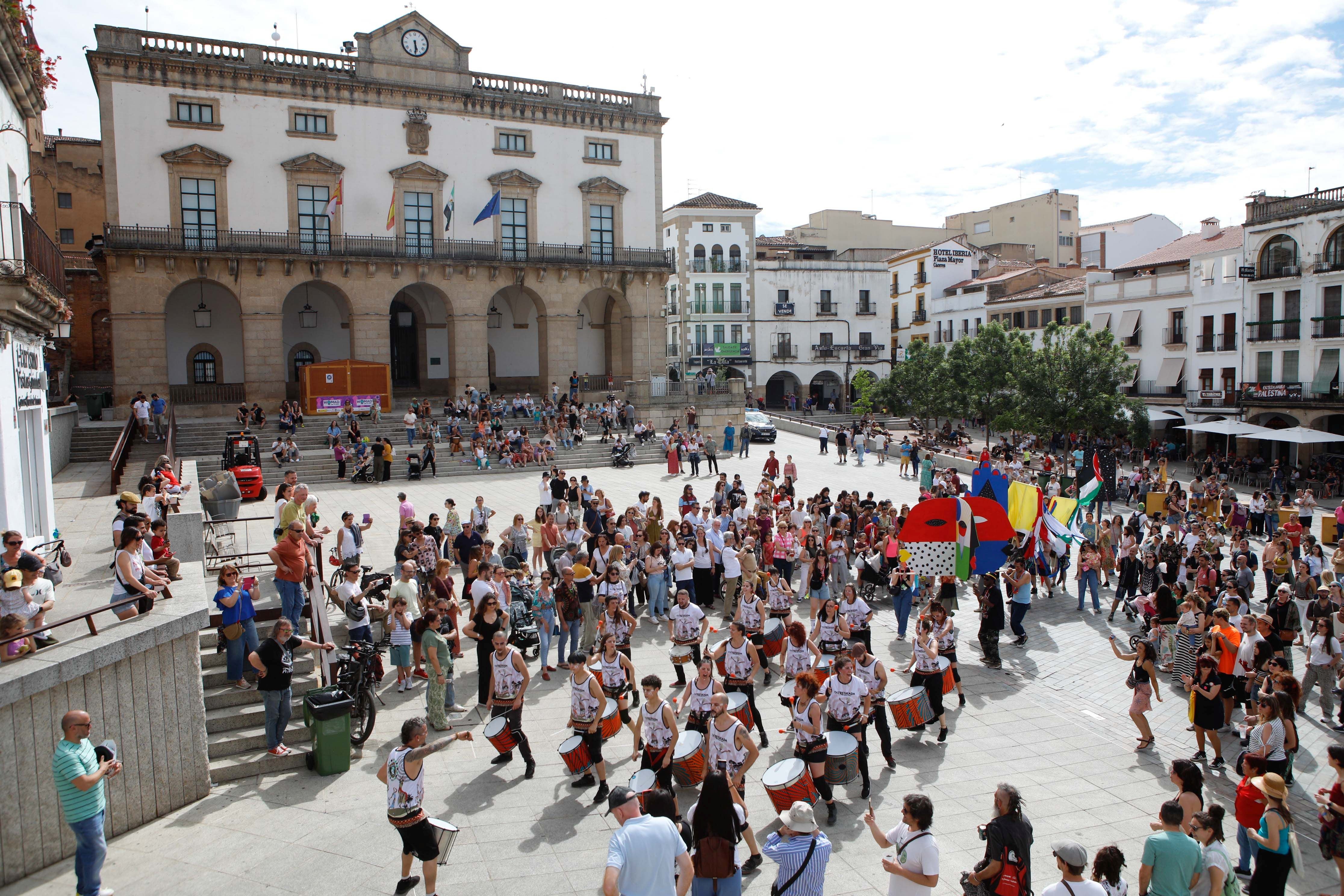 Womad se despide a ritmo de batucada