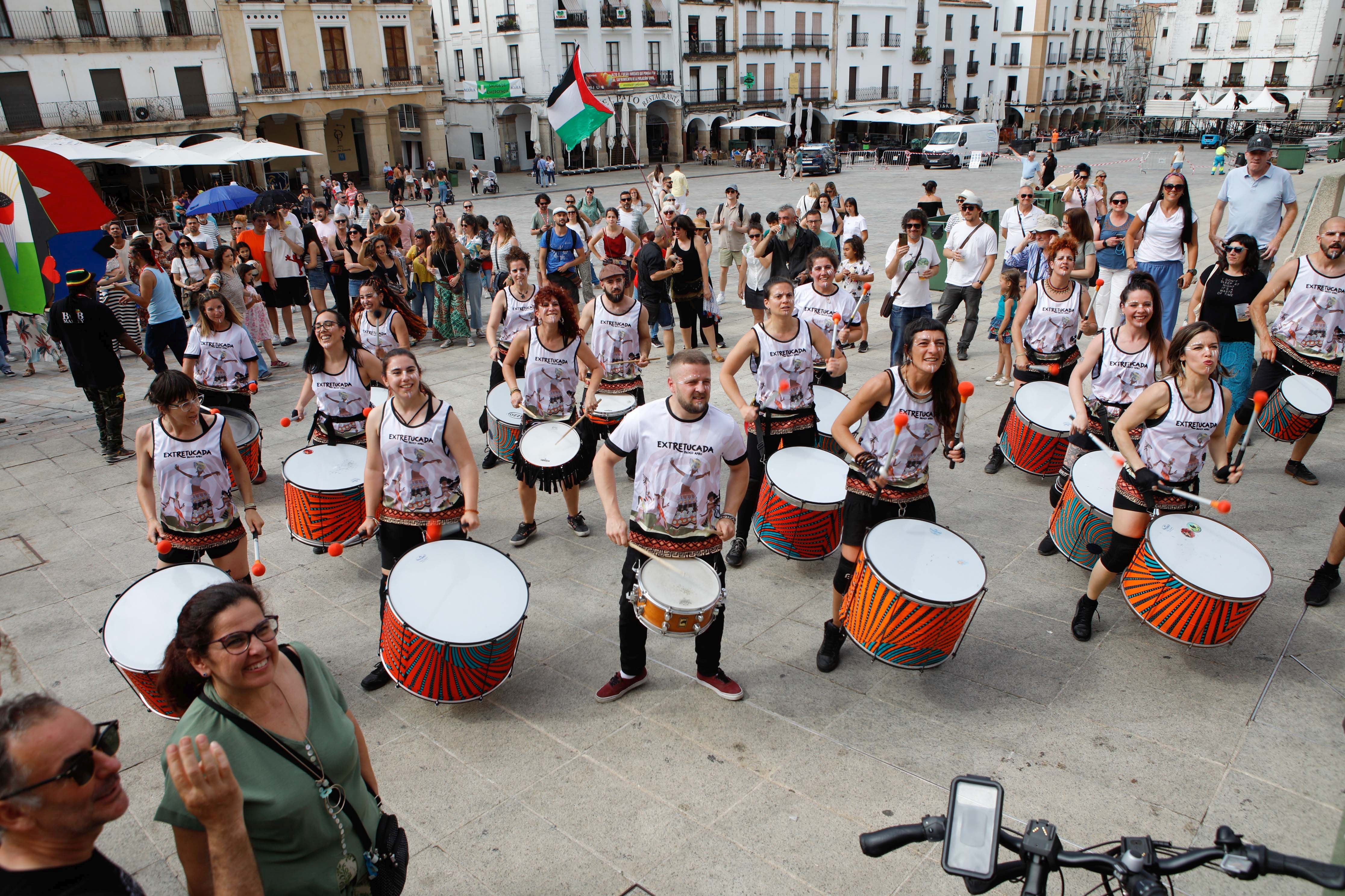 Womad se despide a ritmo de batucada