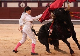 El diestro Álvaro Alarcón en la lidia de su segundo astado en el festejo de la Feria de San Isidro celebrado este domingo en la plaza de toros de Las Ventas.