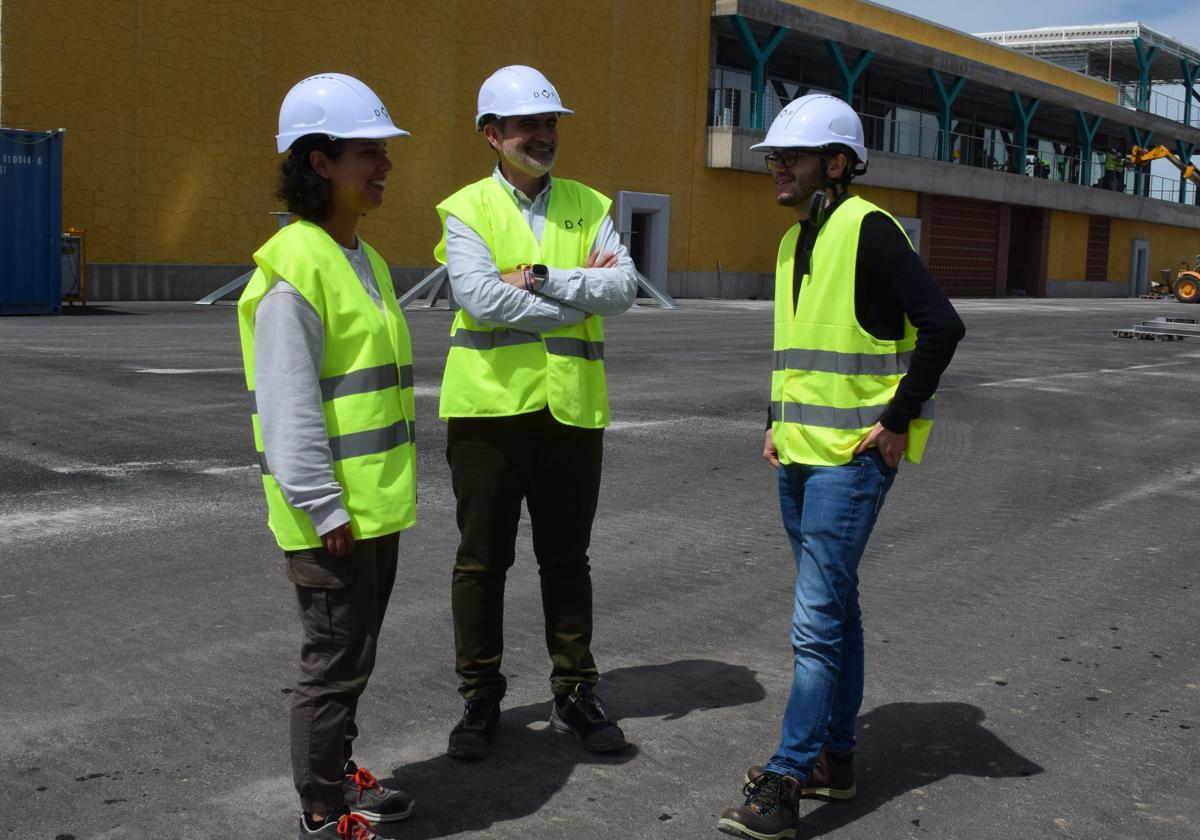 Oriana Calderón, Eugenio de Arriba y Patrick Kelsey, en la fábrica.