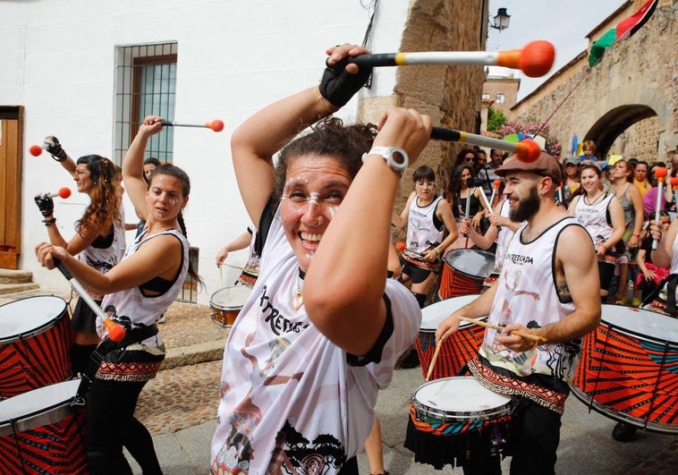 Womad se ha despedido este domingo de Cáceres con el ya tradicional pasacalles a ritmo de batucada.