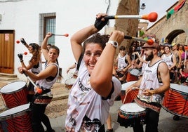 Womad se ha despedido este domingo de Cáceres con el ya tradicional pasacalles a ritmo de batucada.