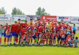 La plantilla del Don Benito posa con el trofeo de campeón de Tercera extremeña.