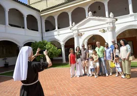 Una monja clarisa tomando una foto a los visitantes este domingo en el claustro del convento de Santa Ana.