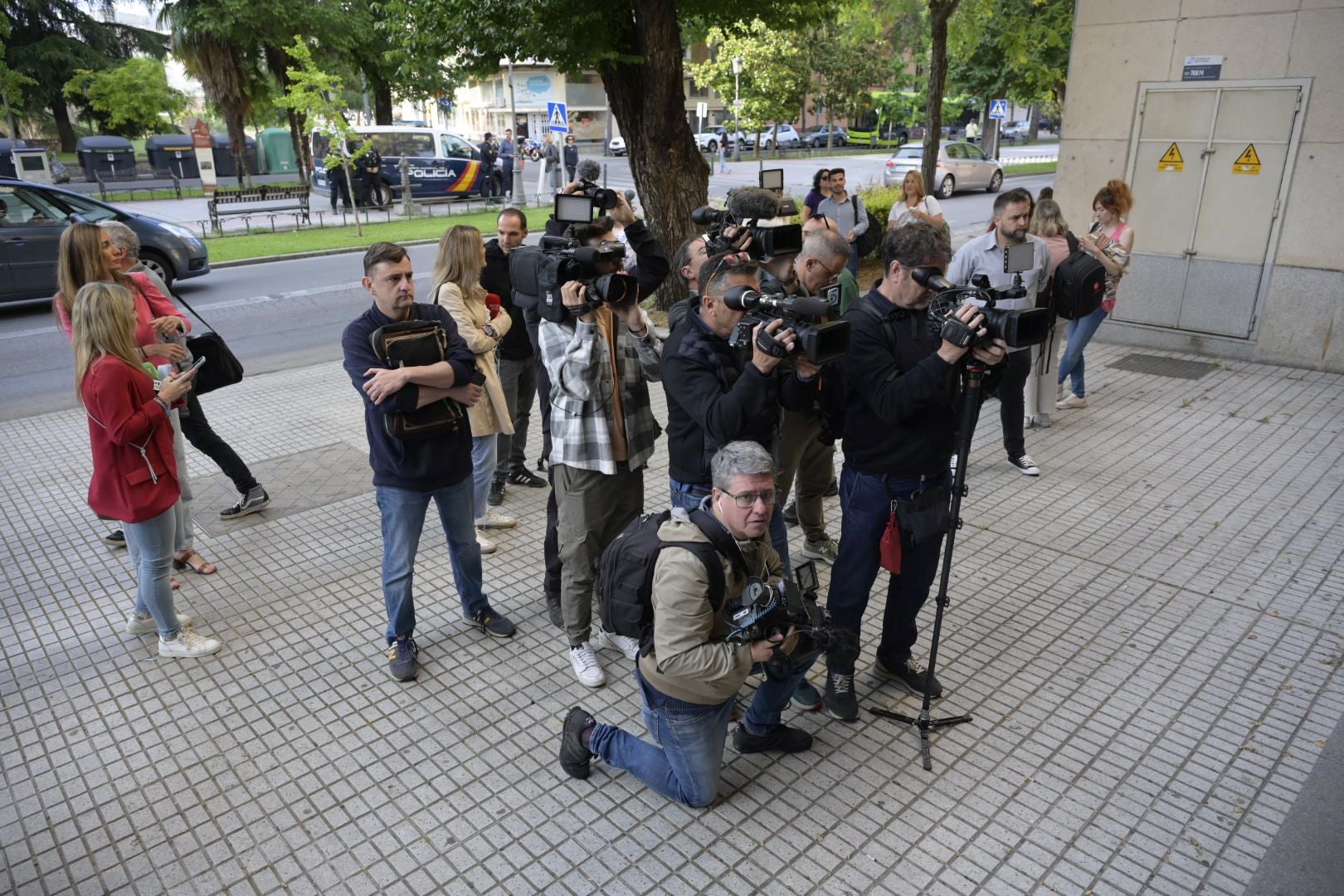 Expectación a las puertas de los juzgados antes de que arranque el juicio por Chavero