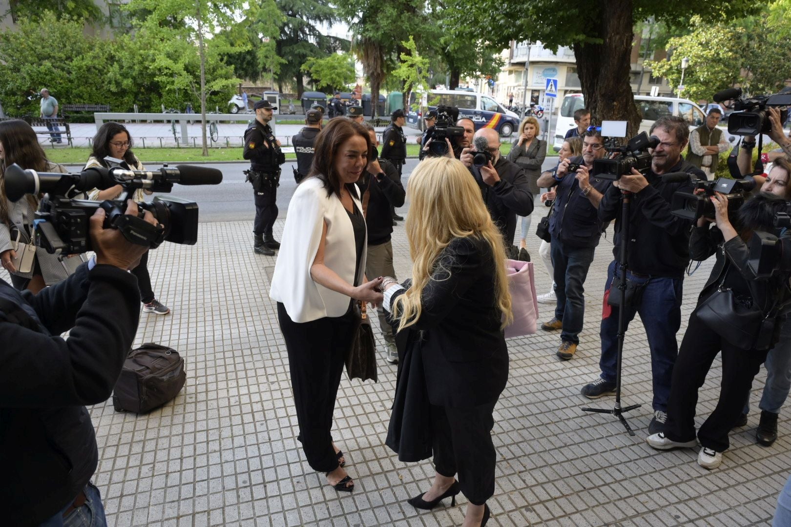 Expectación a las puertas de los juzgados antes de que arranque el juicio por Chavero