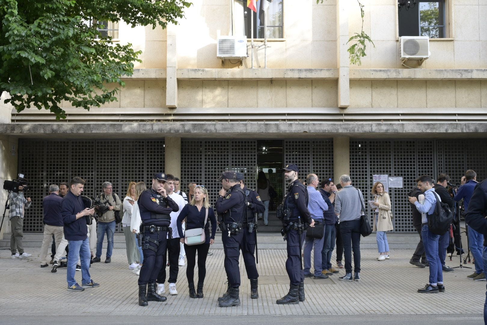 Expectación a las puertas de los juzgados antes de que arranque el juicio por Chavero