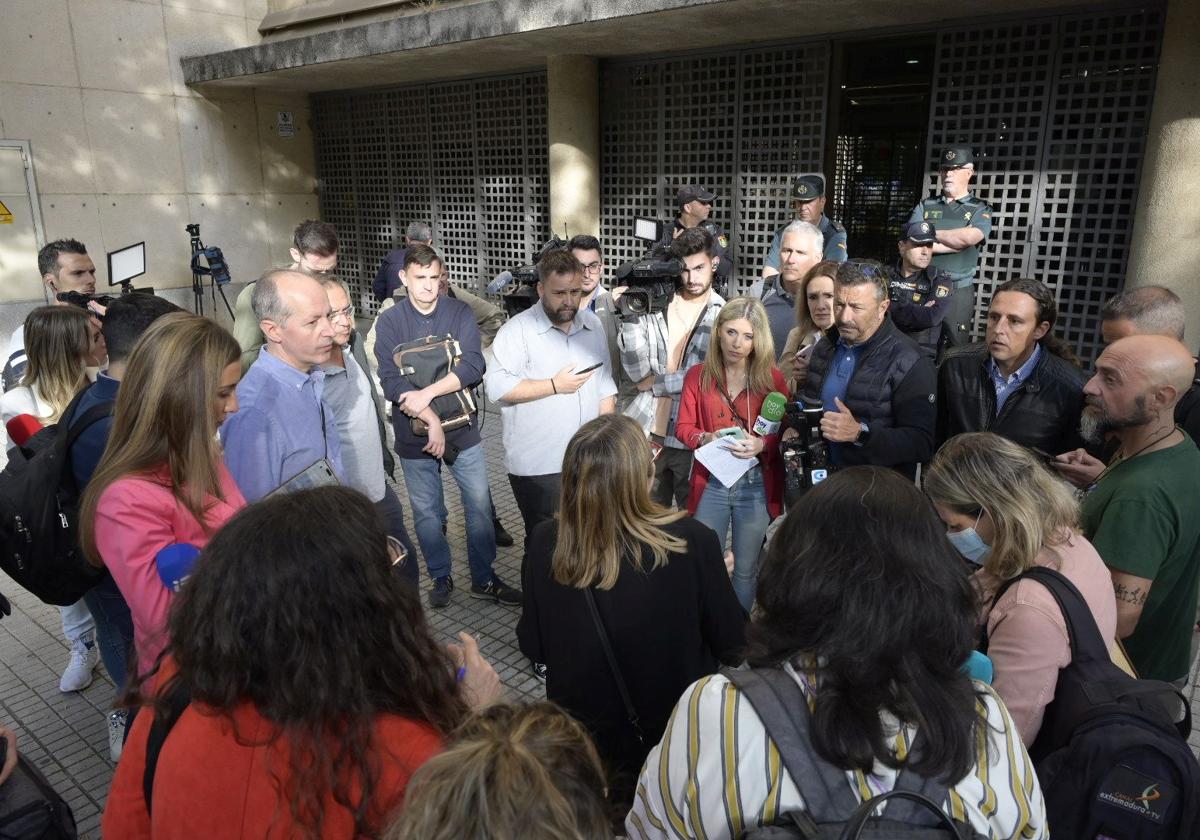 Expectación a las puertas de los juzgados antes de que arranque el juicio por Chavero