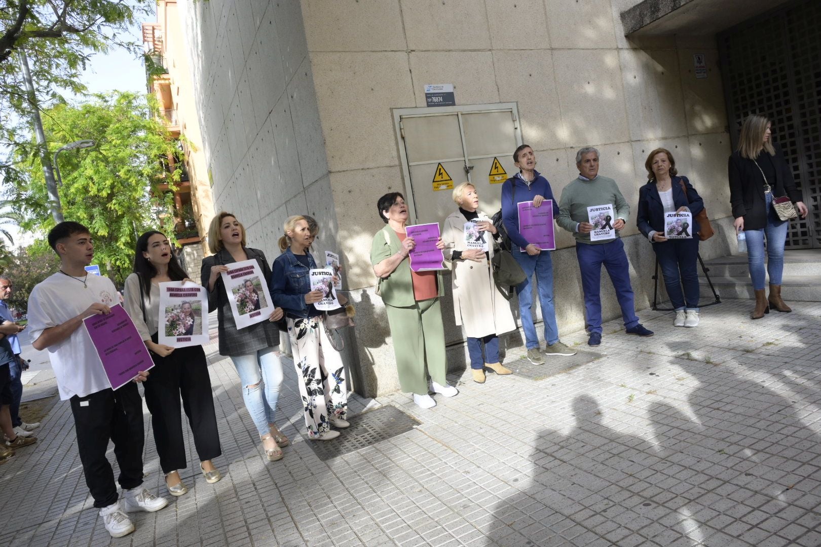 Expectación a las puertas de los juzgados antes de que arranque el juicio por Chavero