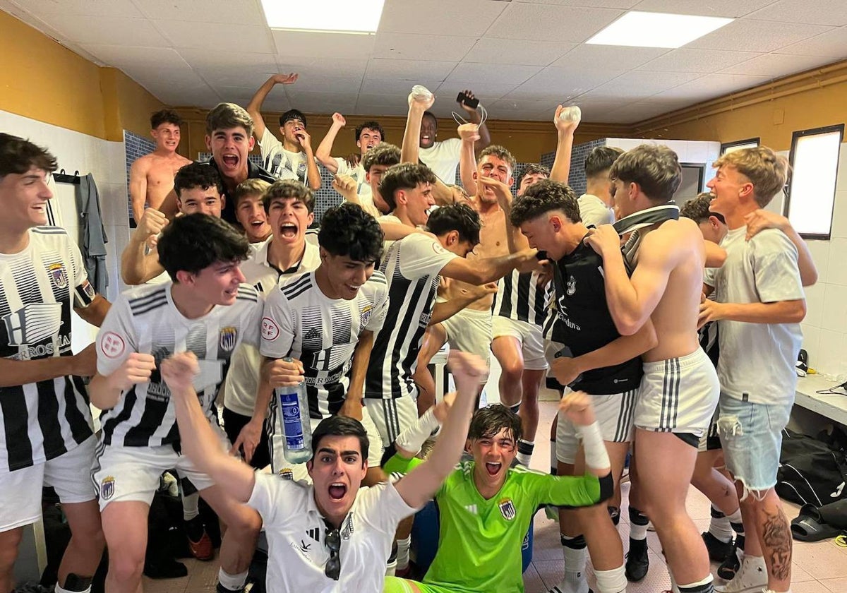 Los juveniles del Badajoz celebran su triunfo ante el Diocesano en Cáceres.