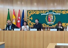 Mesa del debate. En el centro, Alberto Márquez, ejerciendo de moderador.
