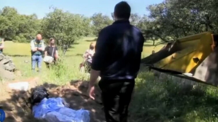 Momento del vídeo en el que Eugenio Delgado muestra cómo la enterró.