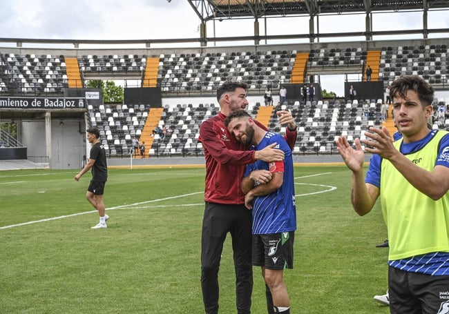 El capitán Dani Martínez es consolado por un compañero al no servirle al Llerenense la victoria en el Nuevo Vivero frente al Badajoz.