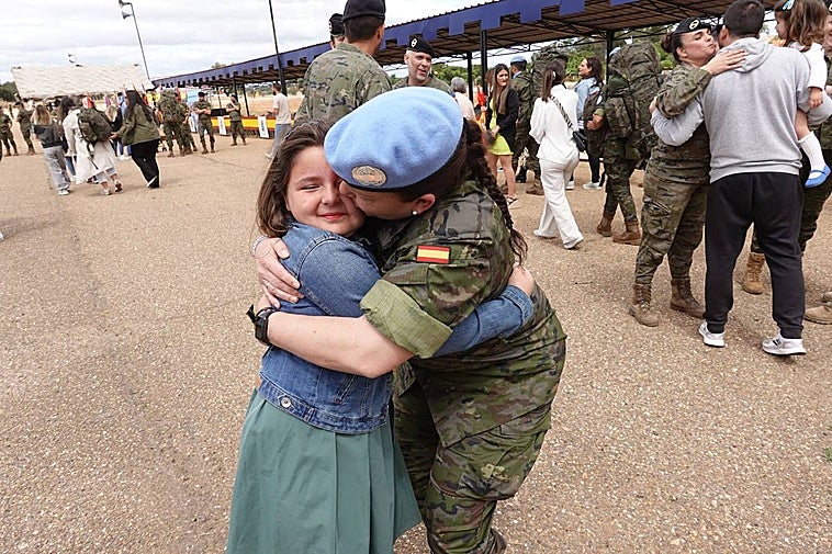 Daniela Quirós se reencuentra con su madre la cabo María Jessica Calderón que regresa de su misión en el Líbano