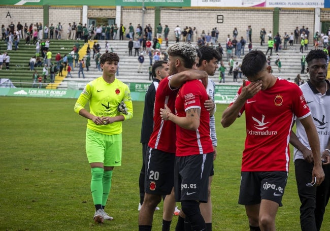 Los jugadores del Montijo, abatidos tras certificarse su descenso en el Príncipe Felipe ante el Cacereño.