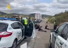 Los atracadores, tras ser interceptados en la autovía A-66, a la altura de Cañaveral.