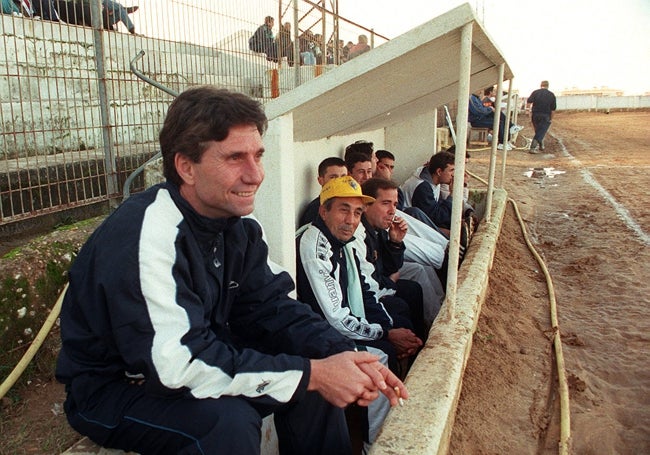 El técnico Isi Lavado se perdió el debut en la liguilla de 1999 por motivos laborales.