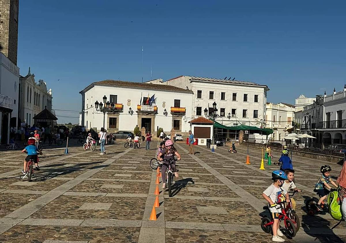 Imagen principal - Entre los participantes hubo ciclistas de todas las edades y niveles.