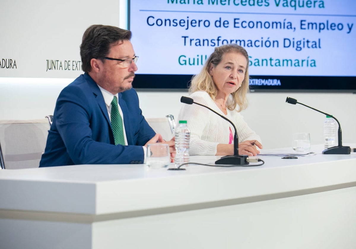 El consejero de Economía y Empleo, Guillermo Santamaría, y la consejera de Educación, Mercedes Vaquera, en la presentación del plan.