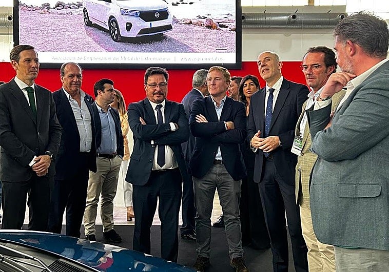 El consejero de Economía, Empleo y Transformación Digital, Guillermo Santamaría, junto al alcalde de Badajoz, Ignacio Gragera, y otras personalidades.