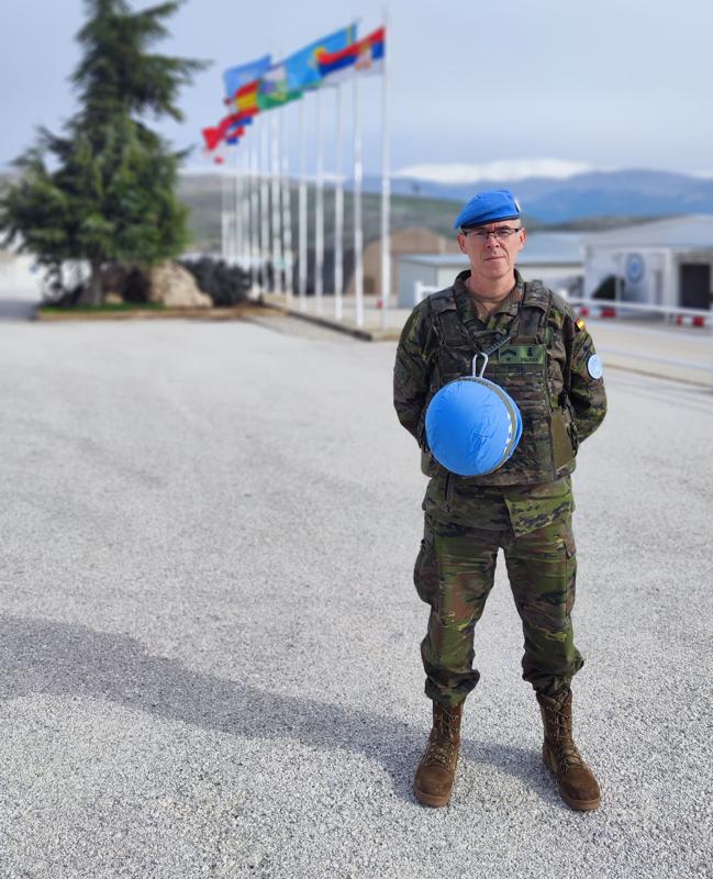 El militar extremeño en el exterior de la base que acoge el contingente destinado en la Blue Line.