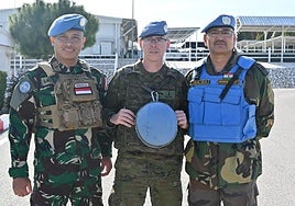 José Antonio Madera González (en el centro) posa acompañado por un militar indonesio y otro indio, todos ellos de la Brigada Líbano.