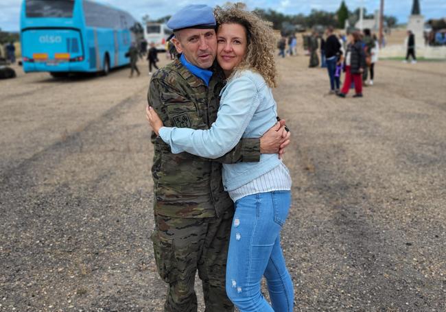 Militar recibe el abrazo de un ser querido.