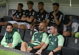 Javi Melchor, abajo, en el centro, en el banquillo del Nuevo Vivero esta temporada.