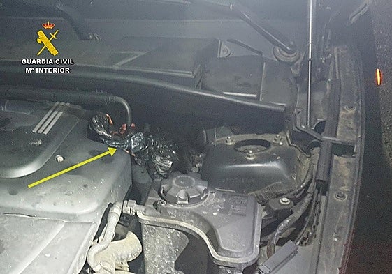 Droga oculta en el motor del vehículo.