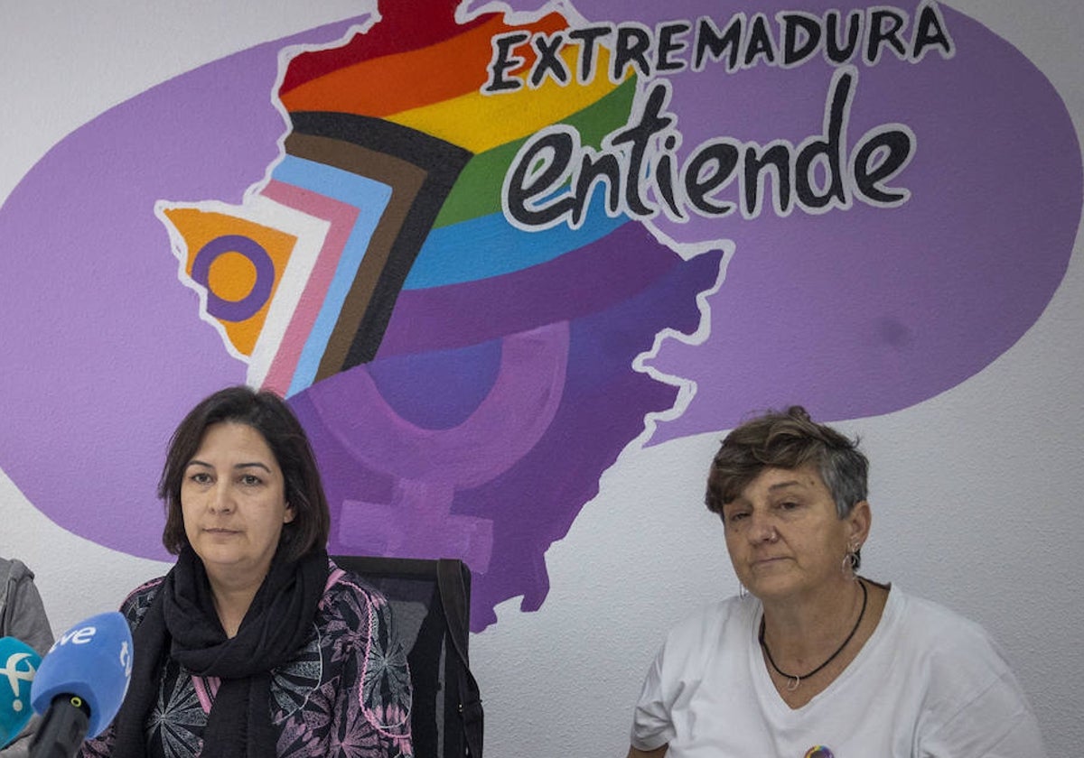 Flor Mirón, psicóloga en Extremadura Entiende, y Sisi Cáceres, representante institucional de la organización.