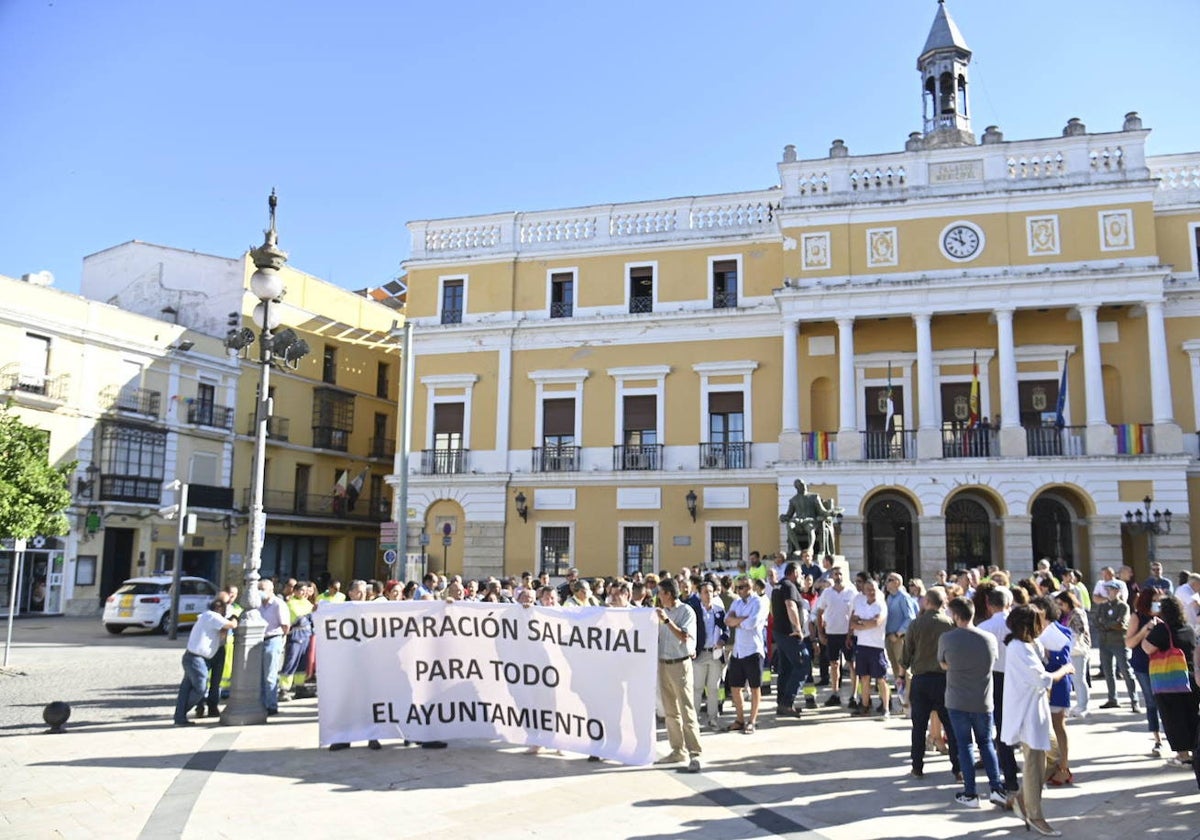 Trabajadores municipales se manifestaron en 2020 por un aumento salarial.