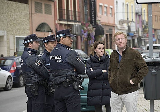 Policías con el alcalde el día en que suspendieron la Vuelta al Baluarte.