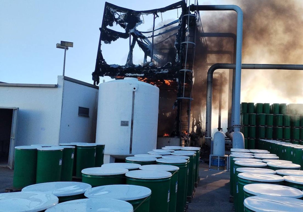 Torres de refrigeración quemadas, ayer, en la fábrica del grupo Conesa en Miajadas.