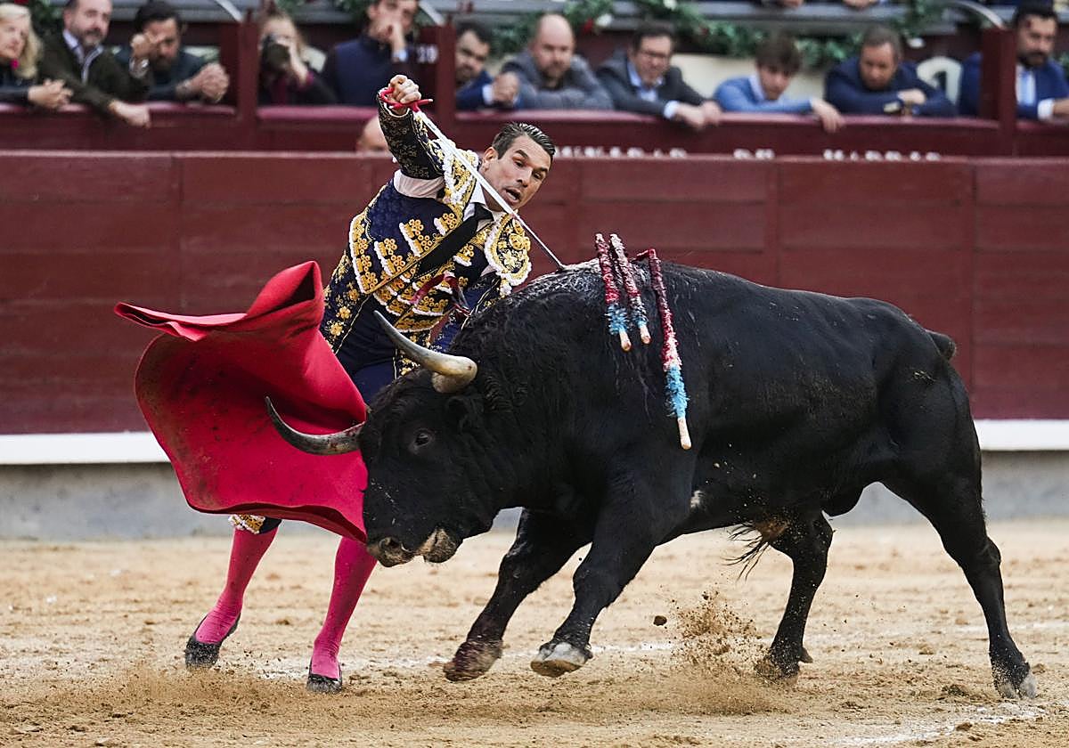 Manzanares, en un momento de su faena.
