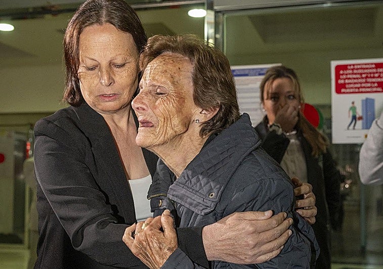 La hermana y la madre de Manuela Chavero lloran juntas tras conocer el veredicto.