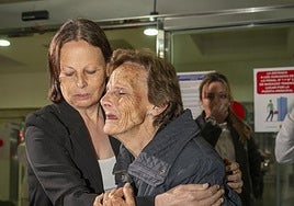La hermana y la madre de Manuela Chavero lloran juntas tras conocer el veredicto.