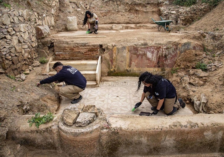 Tres alumnos trabajadores de la escuela profesional Barraeca en el patio contiguo al de Medusa.