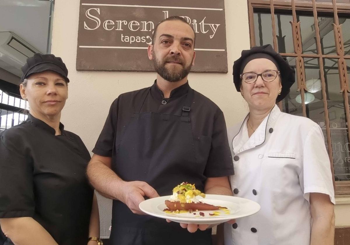 El equipo de cocina de Serendipity, con el muslo de perdiz escabechado, la tapa ganadora.