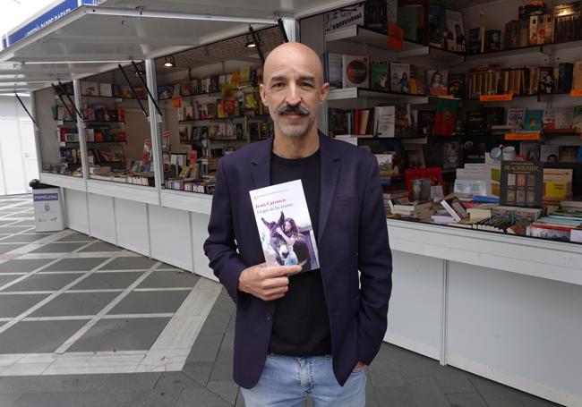 El escritor Jesús Carrasco, en la feria del libro de Badajoz.