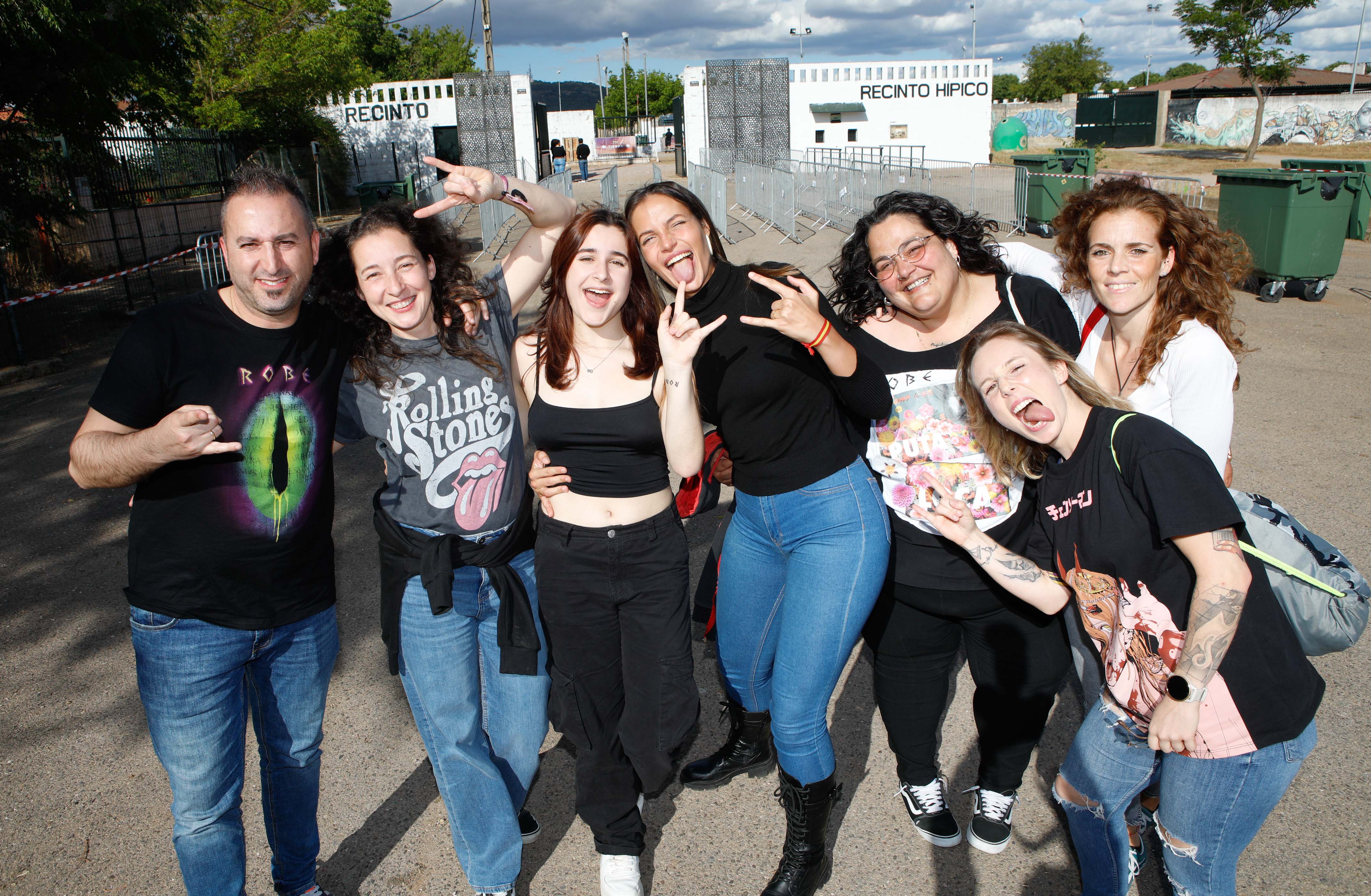 Fotos | Así viven la previa del concierto en Cáceres los fans de Los Robe (II)