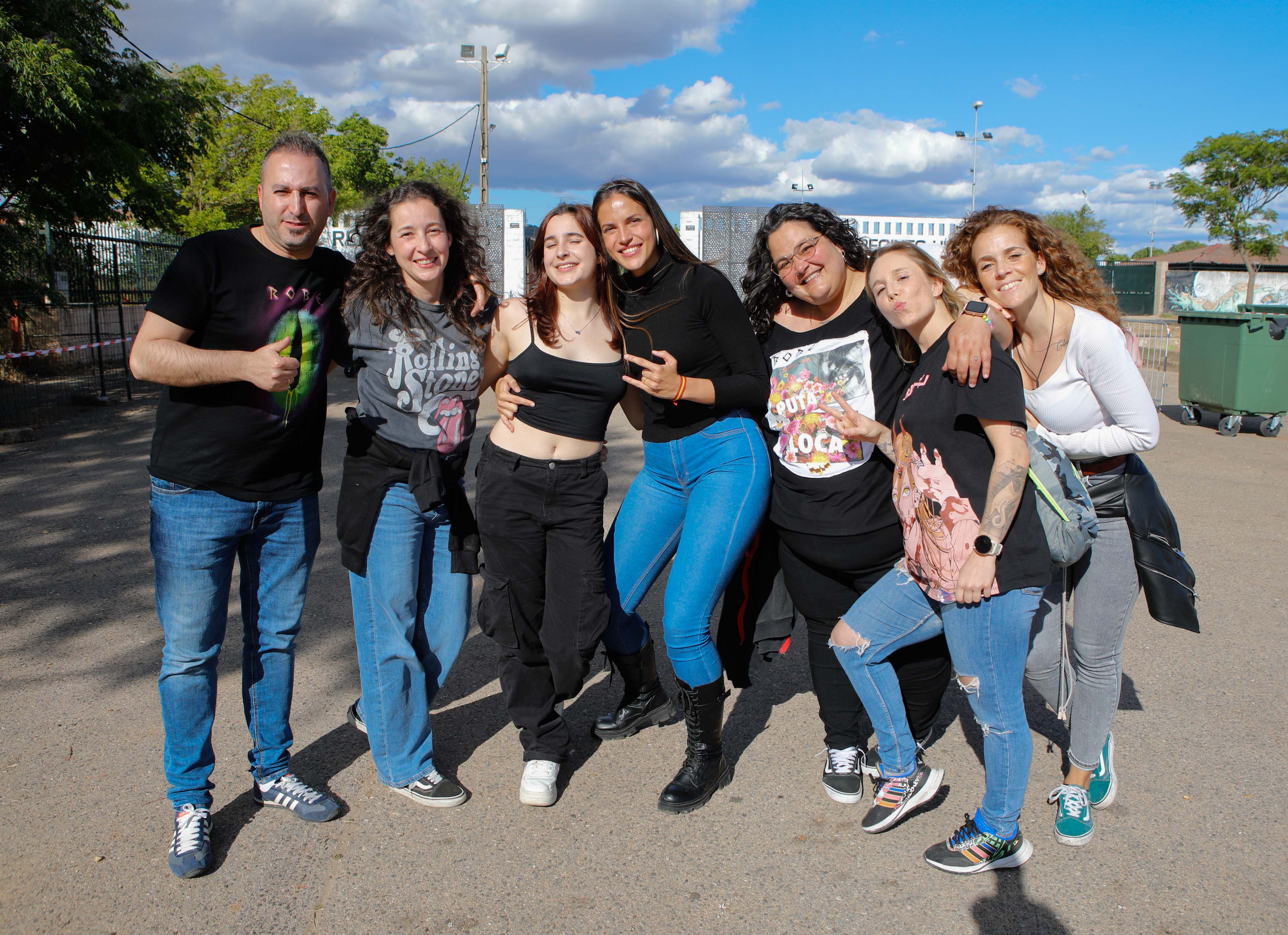 Fotos | Así viven la previa del concierto en Cáceres los fans de Los Robe (II)