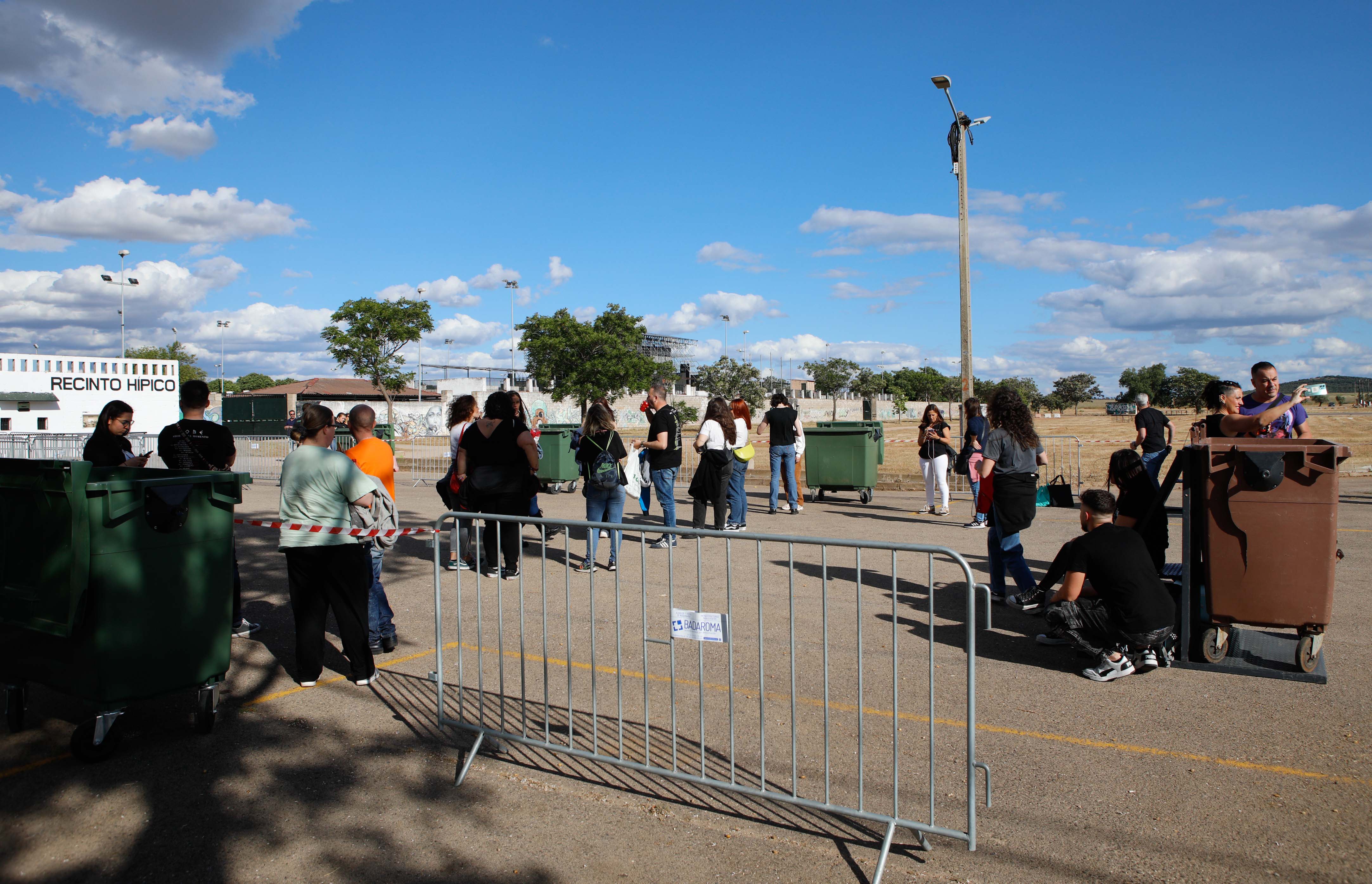 Fotos | Así viven la previa del concierto en Cáceres los fans de Los Robe (II)