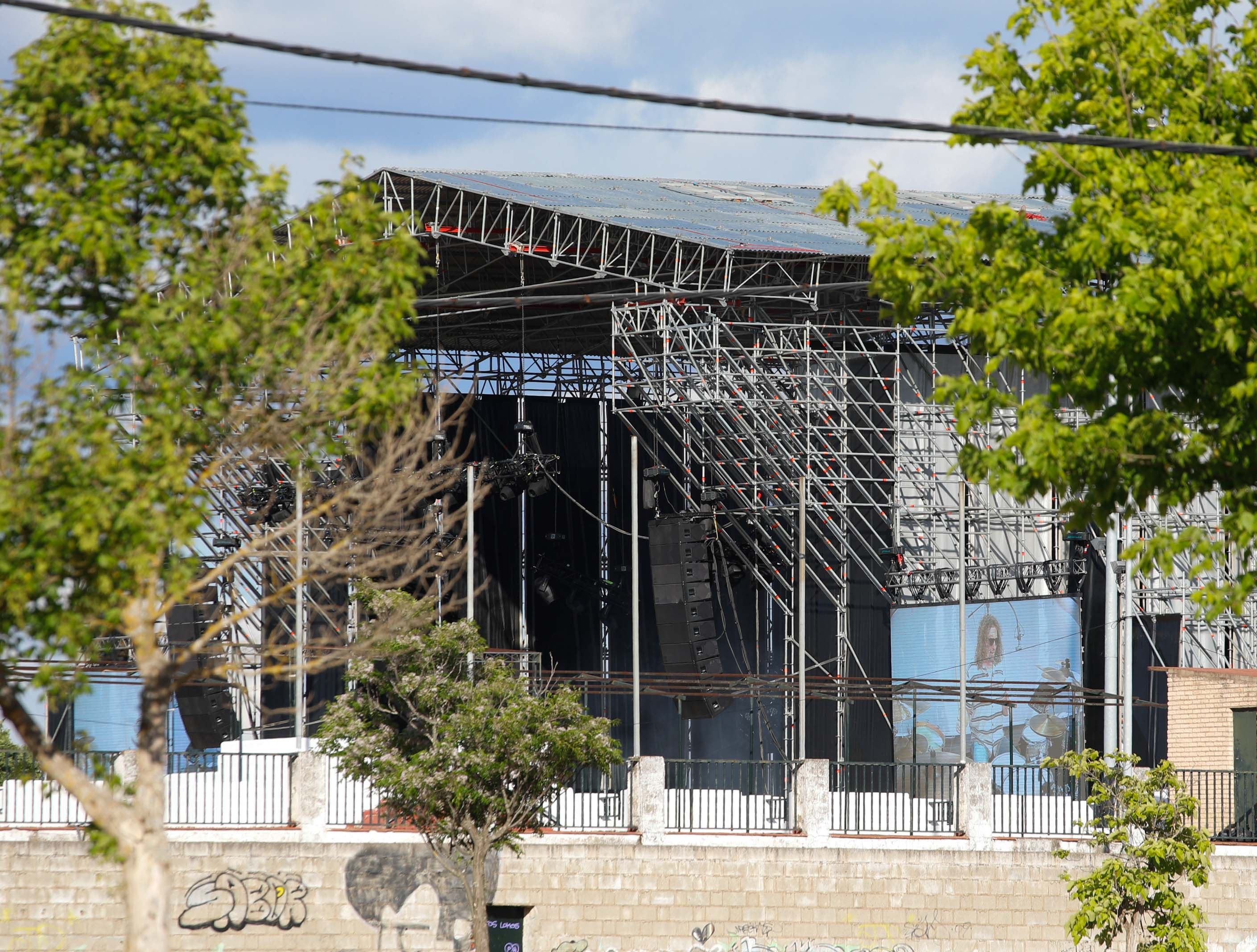 Fotos | Así viven la previa del concierto en Cáceres los fans de Los Robe (II)